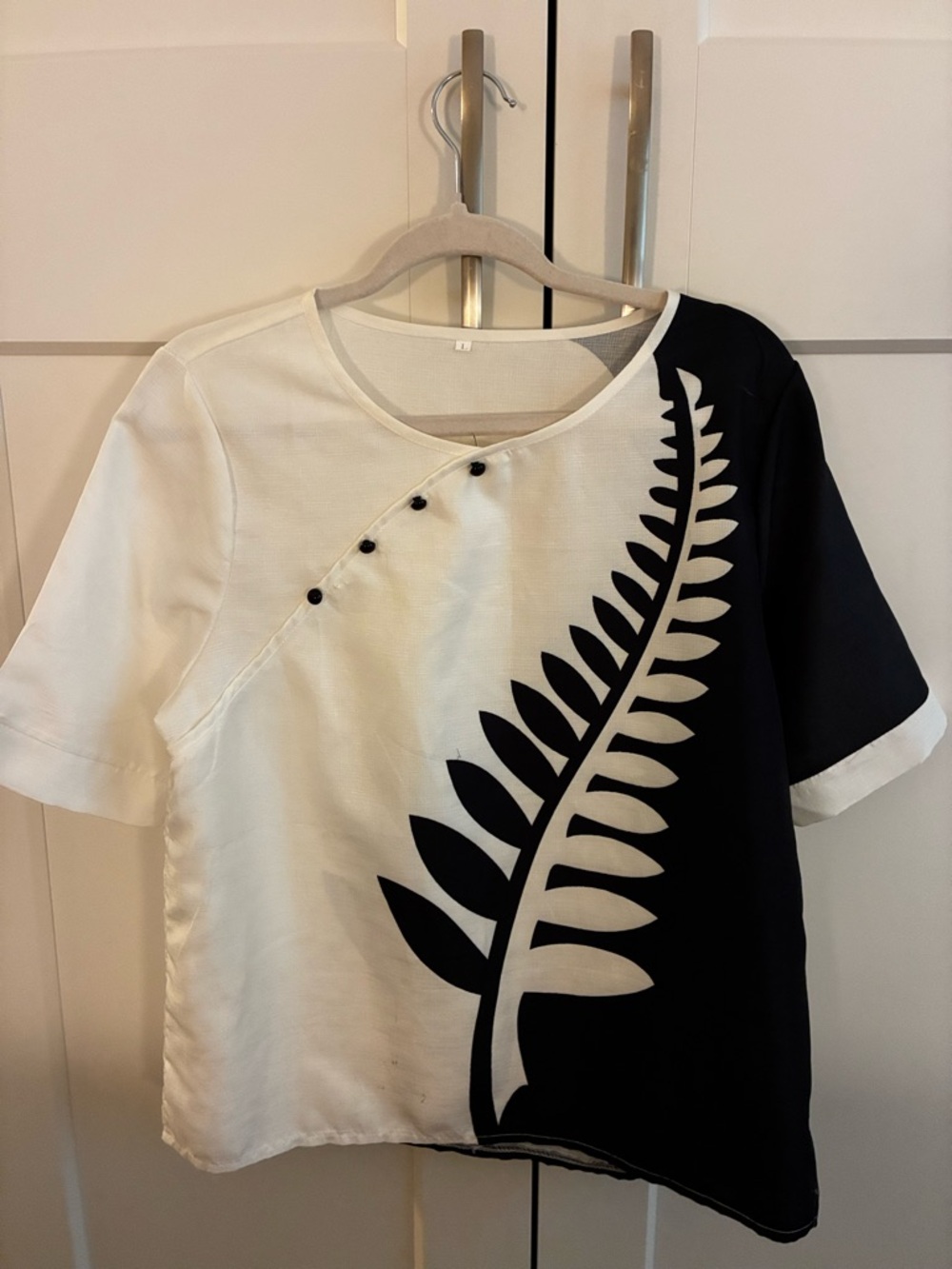 Women’s Adult Size L Short Sleeve Black & White Fern Graphic Top and Pants Set
